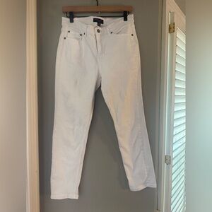 Banana Republic White Girlfriend Jeans Women’s Size 28 / 6 Slim Distressed